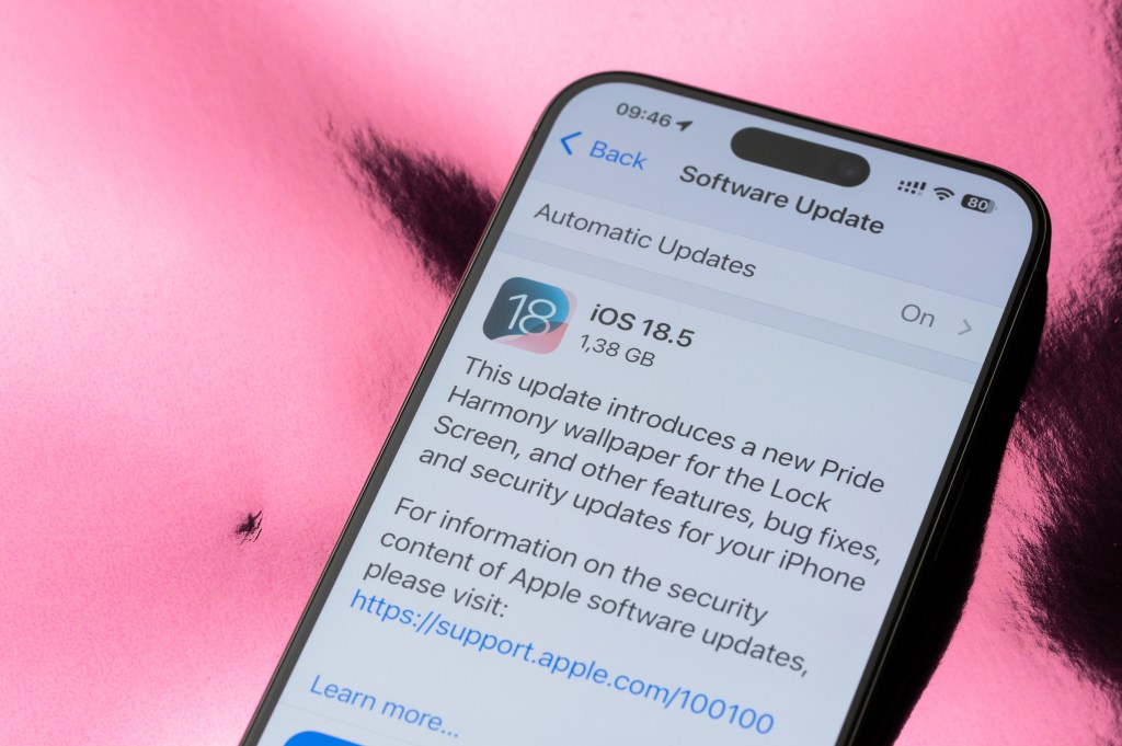 Close the macro view of a smartphone screen showing an automatic update on IOS 18, dated May 22, 2025, in New York, USA.